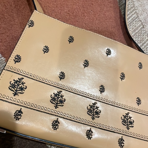 Beautiful structured tan bag with unique design - Picture 2 of 5